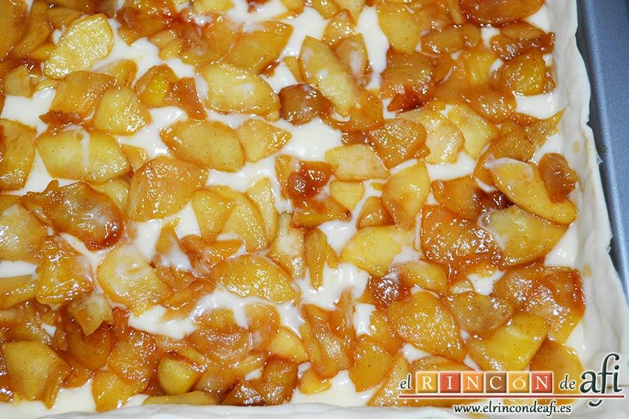 Hojaldre relleno con crema pastelera y manzana, distribuir las manzanas sobre la crema