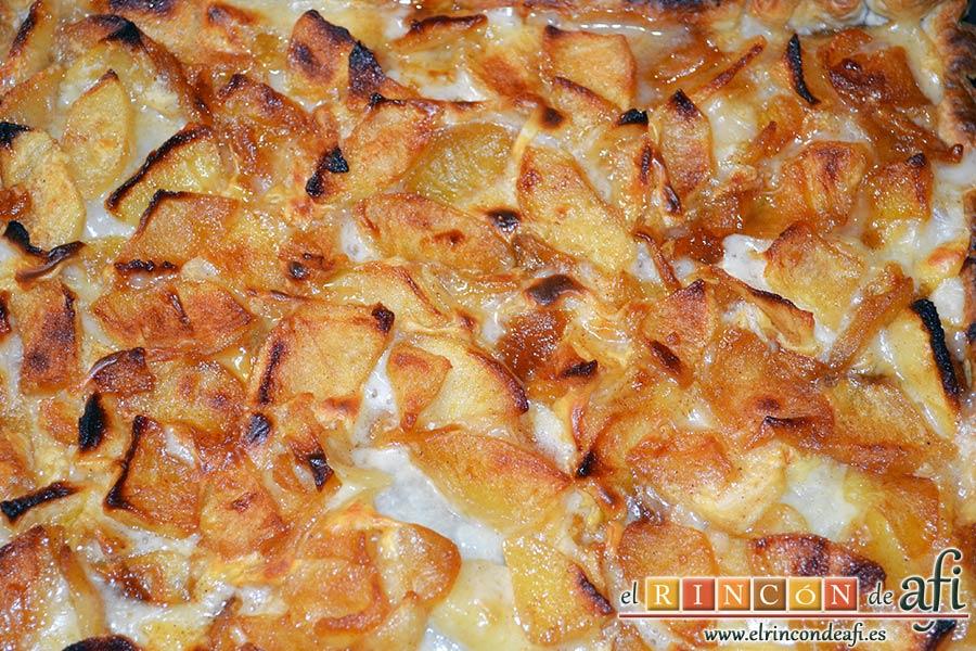 Hojaldre relleno con crema pastelera y manzana, hornear