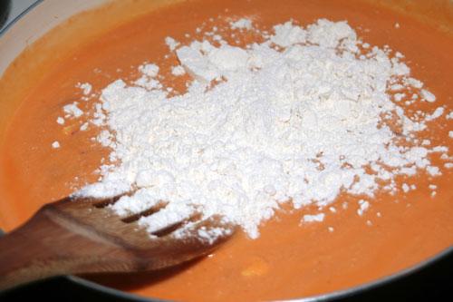 agregar-la-harina-a-las-croquetas-de-salmorejo