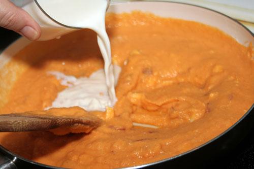 agregar-la-leche-a-las-croquetas-de-salmorejo