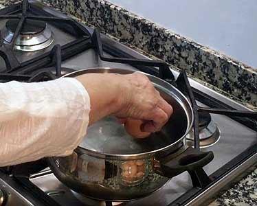 Quitamos los huevos hervidos