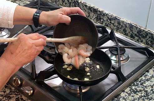 Sofreímos el ajo picado y las gambas