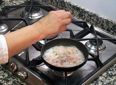 Rehogaremos las gambas durante un minuto