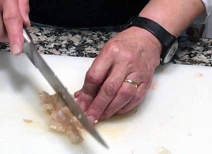 Picaremos el resto de gambas, lel surimi y la cebolleta 