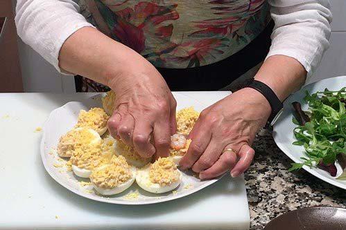 Adornamos con las gambas reservadas