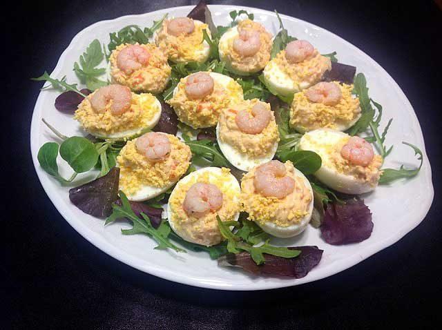 Huevos rellenos de marisco