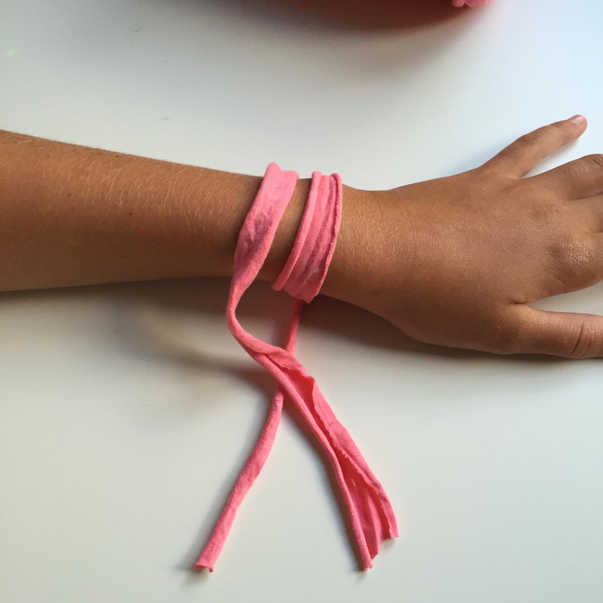 05. PULSERAS DE TRAPILLO E IMPREDIBLES - CORTAMOS UN TROZO DE TRALILLO