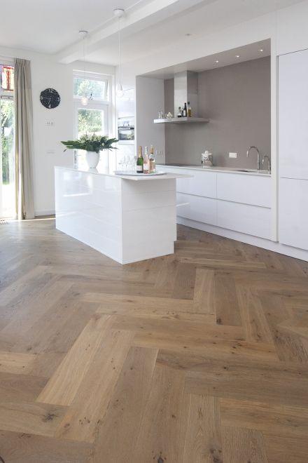 Parquet flotante y suelos laminados. Parquet de madera colocado en espiga