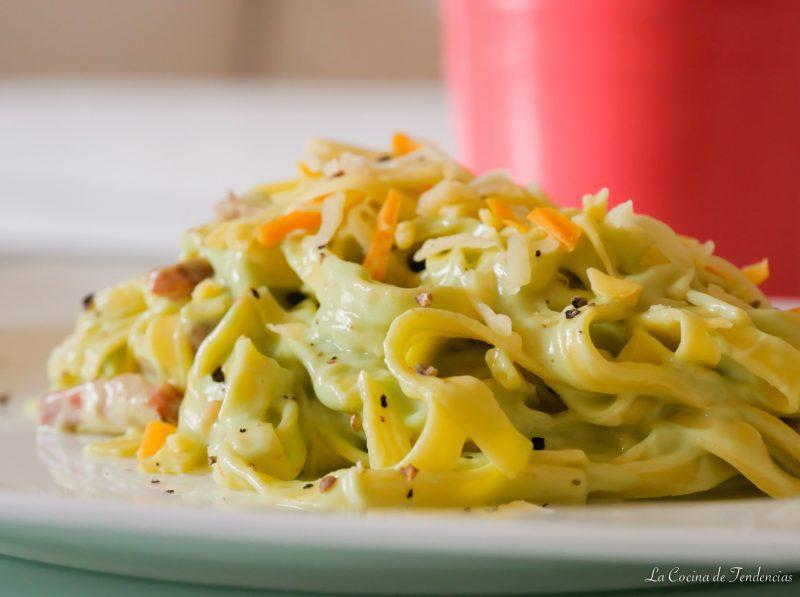 Pasta a la carbonara con aguacate