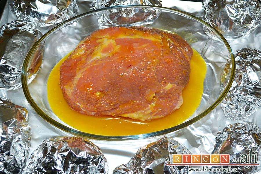 Bola de cerdo con miel y mostaza, forrar la bandeja con papel de aluminio, y también las papas