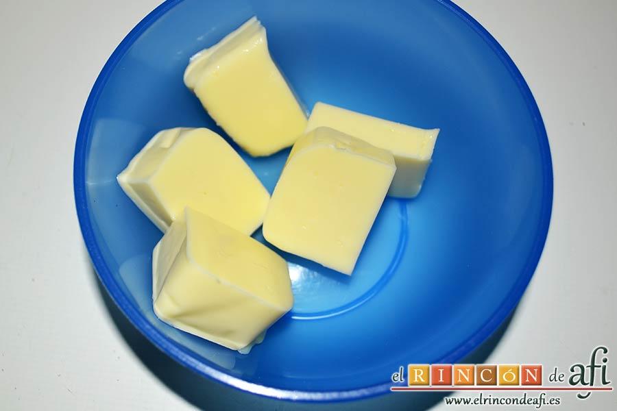 Bola de cerdo con miel y mostaza, poner la mantequilla a temperatura ambiente en un bol