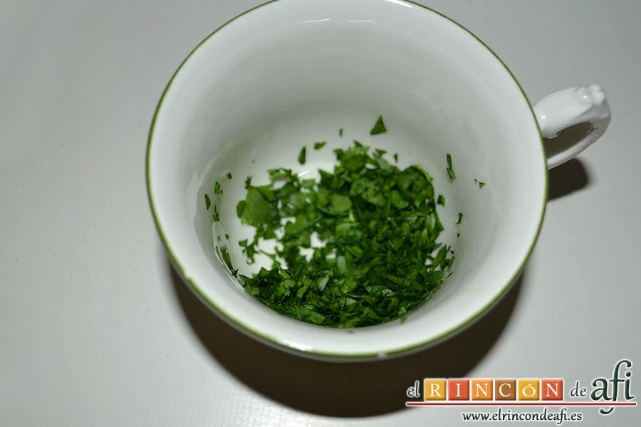 Bola de cerdo con miel y mostaza, picar bien el perejil