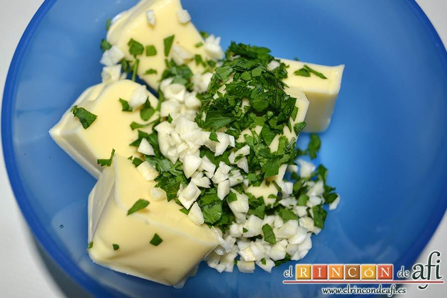 Bola de cerdo con miel y mostaza, picar los ajos en trocitos y añadir