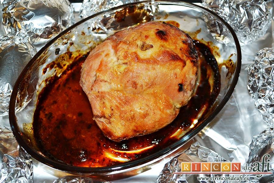 Bola de cerdo con miel y mostaza, sacar la carne del horno