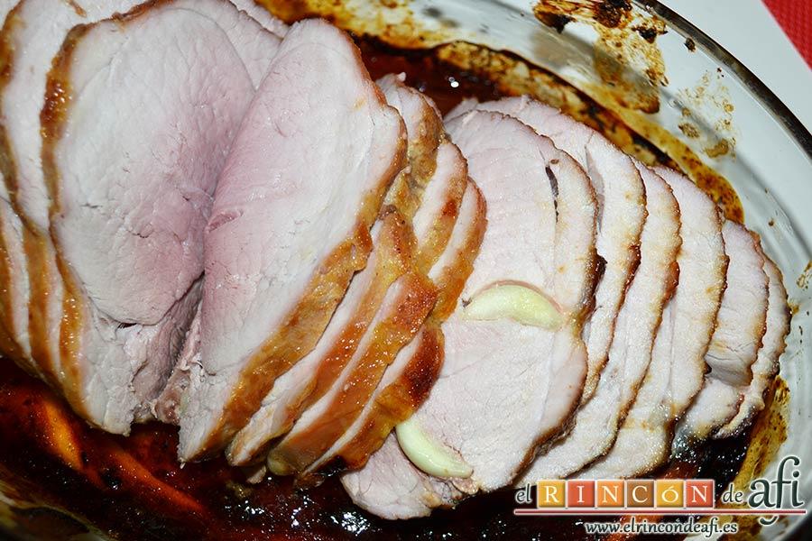 Bola de cerdo con miel y mostaza, cortar la carne en rodajas