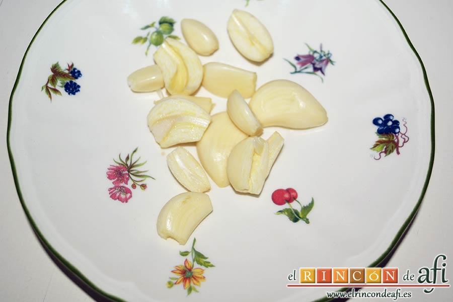 Bola de cerdo con miel y mostaza, pelar los ajos, quitar el germen y cortarlos en trozos grandes