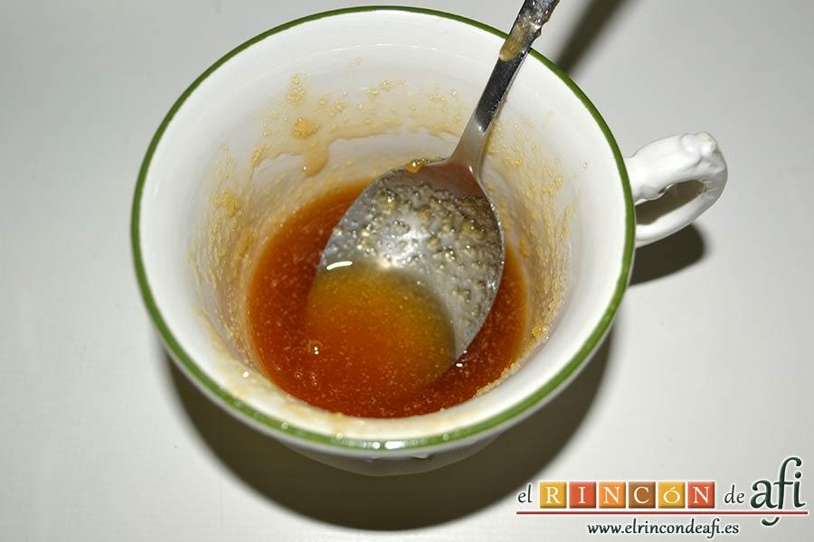 Bola de cerdo con miel y mostaza, poner la miel derretida en un recipiente