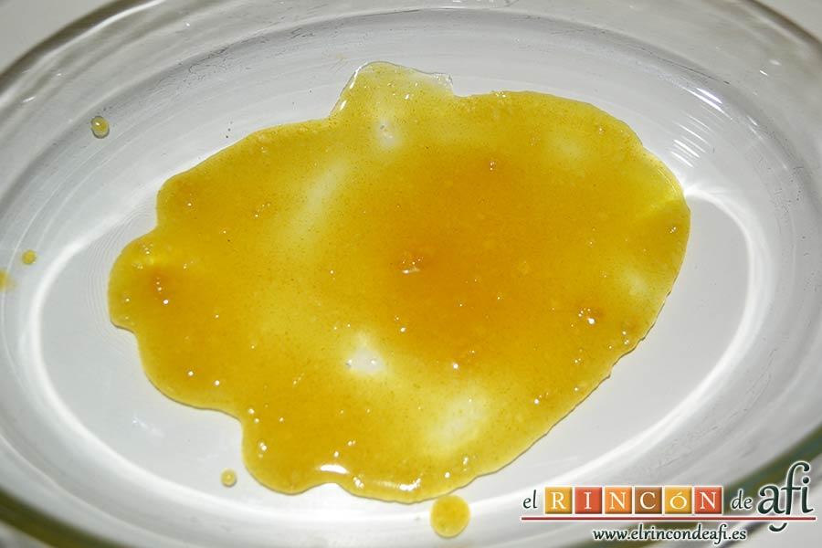 Bola de cerdo con miel y mostaza, en una bandeja para horno ponemos un poco de la mezcla en la base