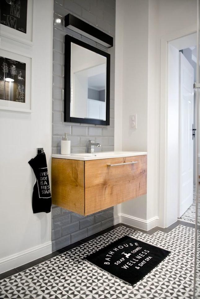 pared azulejo gris baño