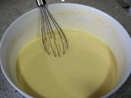 batir-todos-los-ingredientes-para-la-Torta-de-Fresas