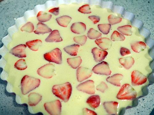 Verter-el-contenido-de-la-Torta-de-Fresas-sobre-las-fresas