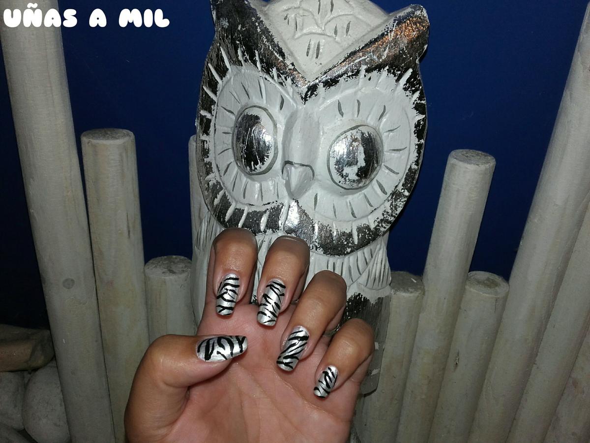 uñas_a_mil_diseño_decoracion_uñas_nail_art_blanco_negro_cebra_esmalte_pincel_fino (3)