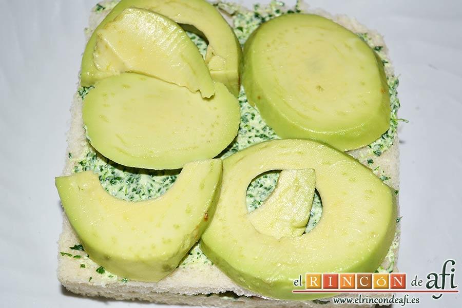 Crema de berros con queso, tomate y aguacate para untar en sandwiches, poner otra rebanada de pan encima, untar, poner rodajas de aguacate y una pizca de sal