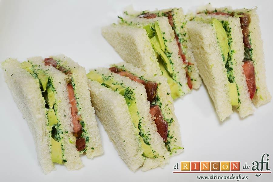 Crema de berros con queso, tomate y aguacate para untar en sandwiches, poner otra rebanada de pan de molde y cortar en triángulos