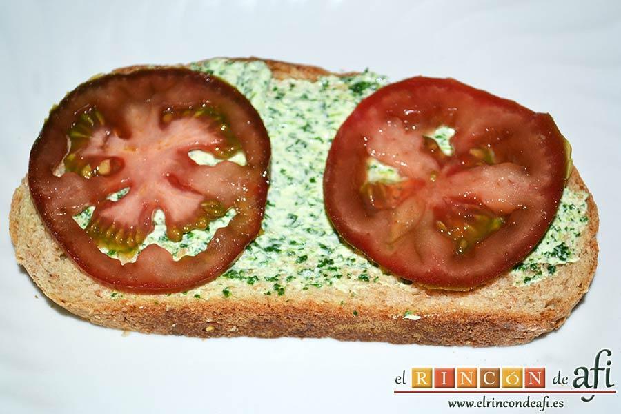 Crema de berros con queso, tomate y aguacate para untar en sandwiches, repetir la operación en pan integral