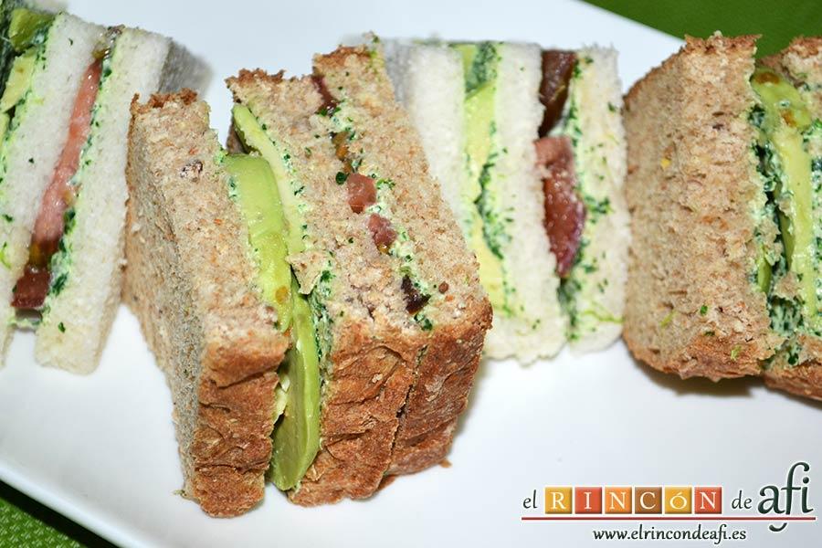 Crema de berros con queso, tomate y aguacate para untar en sandwiches, sugerencia de presentación