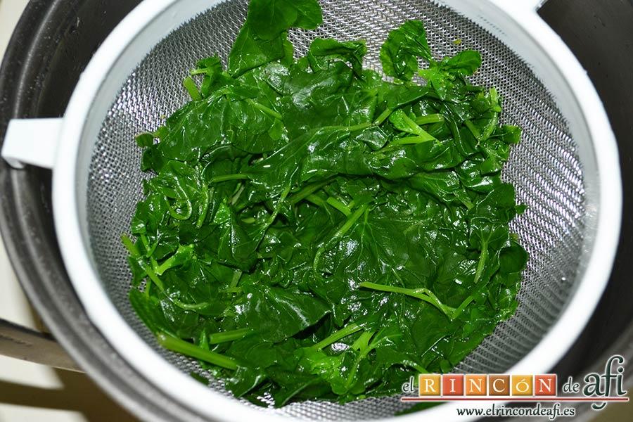 Crema de berros con queso, tomate y aguacate para untar en sandwiches, sacarlos del caldero y escurrir