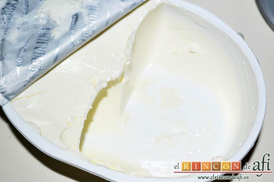 Crema de berros con queso, tomate y aguacate para untar en sandwiches, coger el queso crema