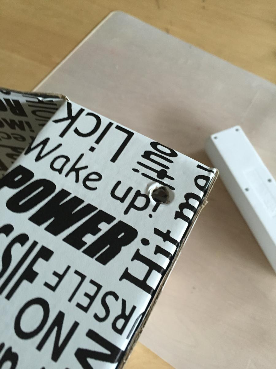 montamos la caja y hacemos un agujero para el cable