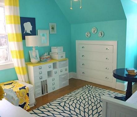 cajonera empotrada en un cuarto