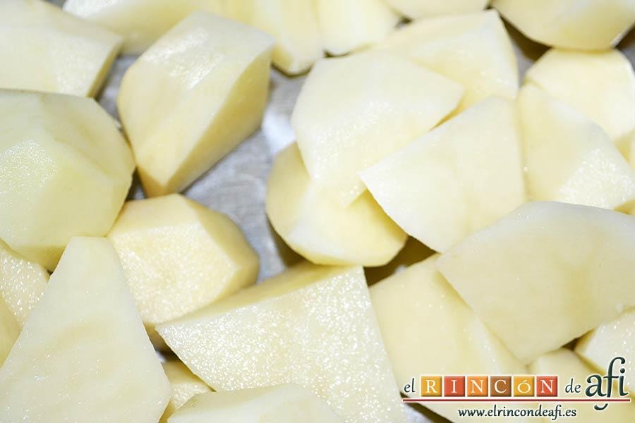 Acelgas con papas y refrito de ajos con jamón serrano, pelar y trocear las papas y ponerlas en un caldero