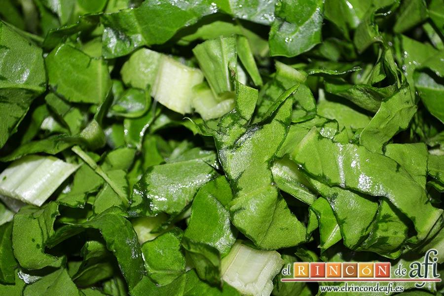 Acelgas con papas y refrito de ajos con jamón serrano, lavar y picar las acelgas