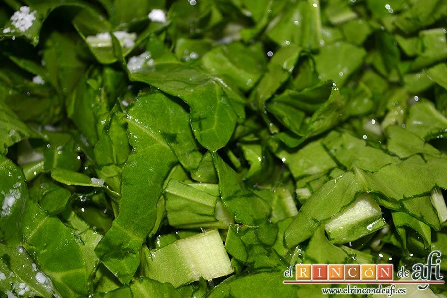 Acelgas con papas y refrito de ajos con jamón serrano, meterlas en el caldero con las papas y cubrirlas de agua