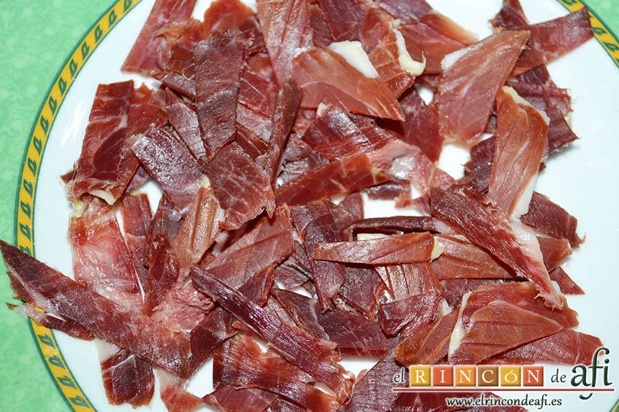 Acelgas con papas y refrito de ajos con jamón serrano, trocear el jamón serrano