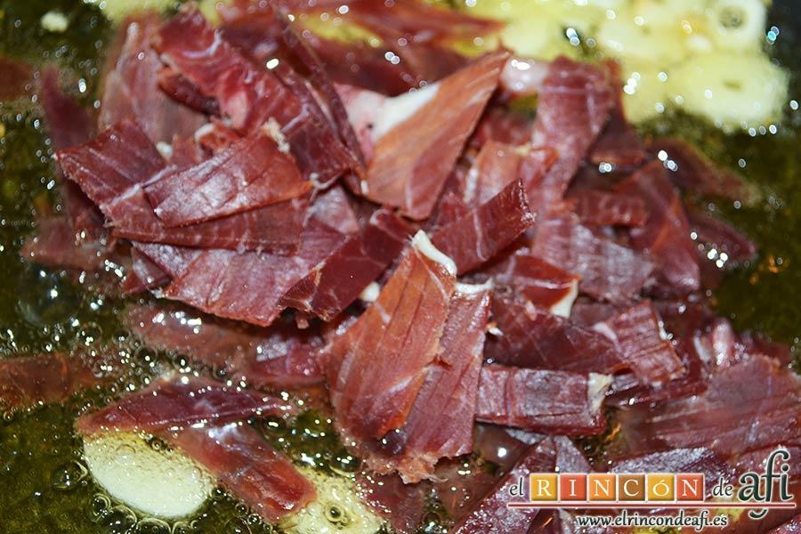Acelgas con papas y refrito de ajos con jamón serrano, añadirle el jamón a los ajos, vuelta y vuelta