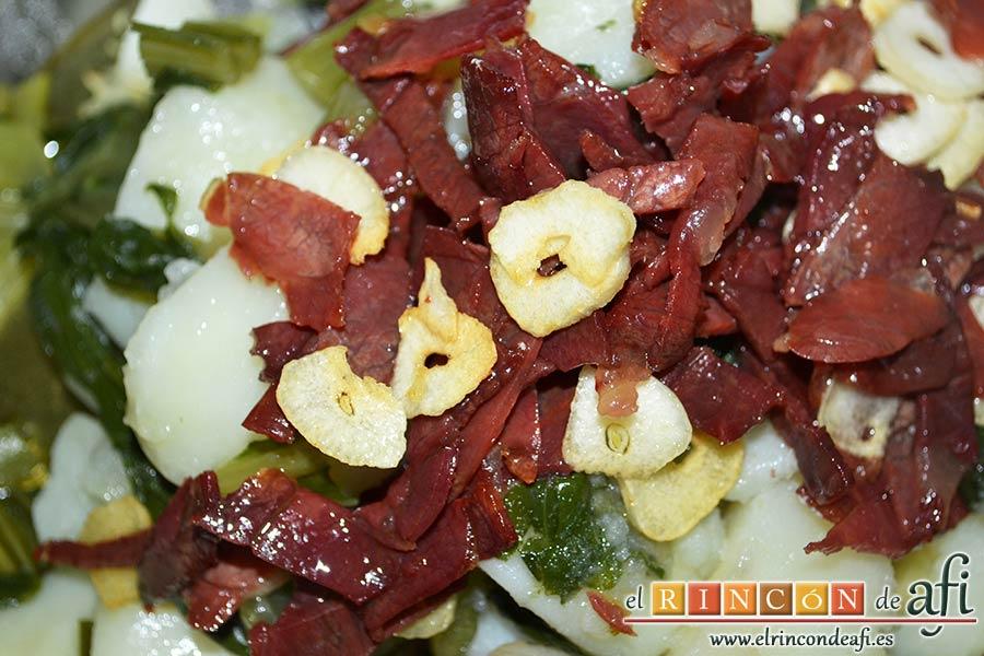 Acelgas con papas y refrito de ajos con jamón serrano, pasar las acelgas al caldero y volcamos por encima el jamón con los ajos