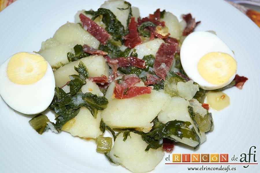 Acelgas con papas y refrito de ajos con jamón serrano, sugerencia de presentación