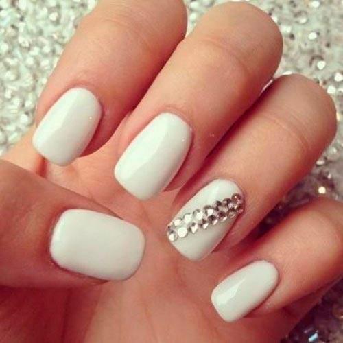 Pegar strass en las uñas