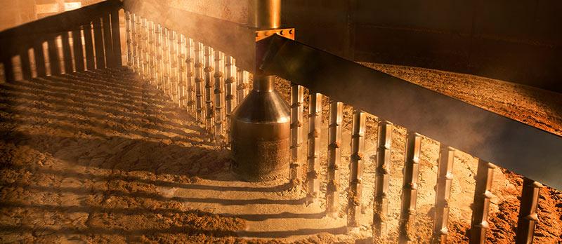 El proceso de moler la cebada para hacer single malt whiskey