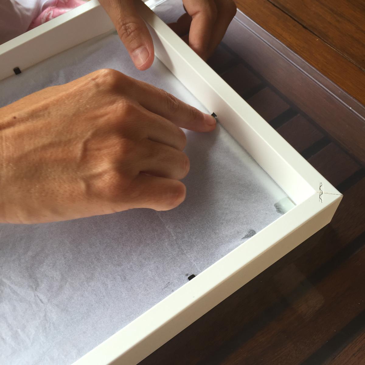 COMO HACER UNA CAJA DE LUZ - cerramos las pestañas para fijar el cristal al marco