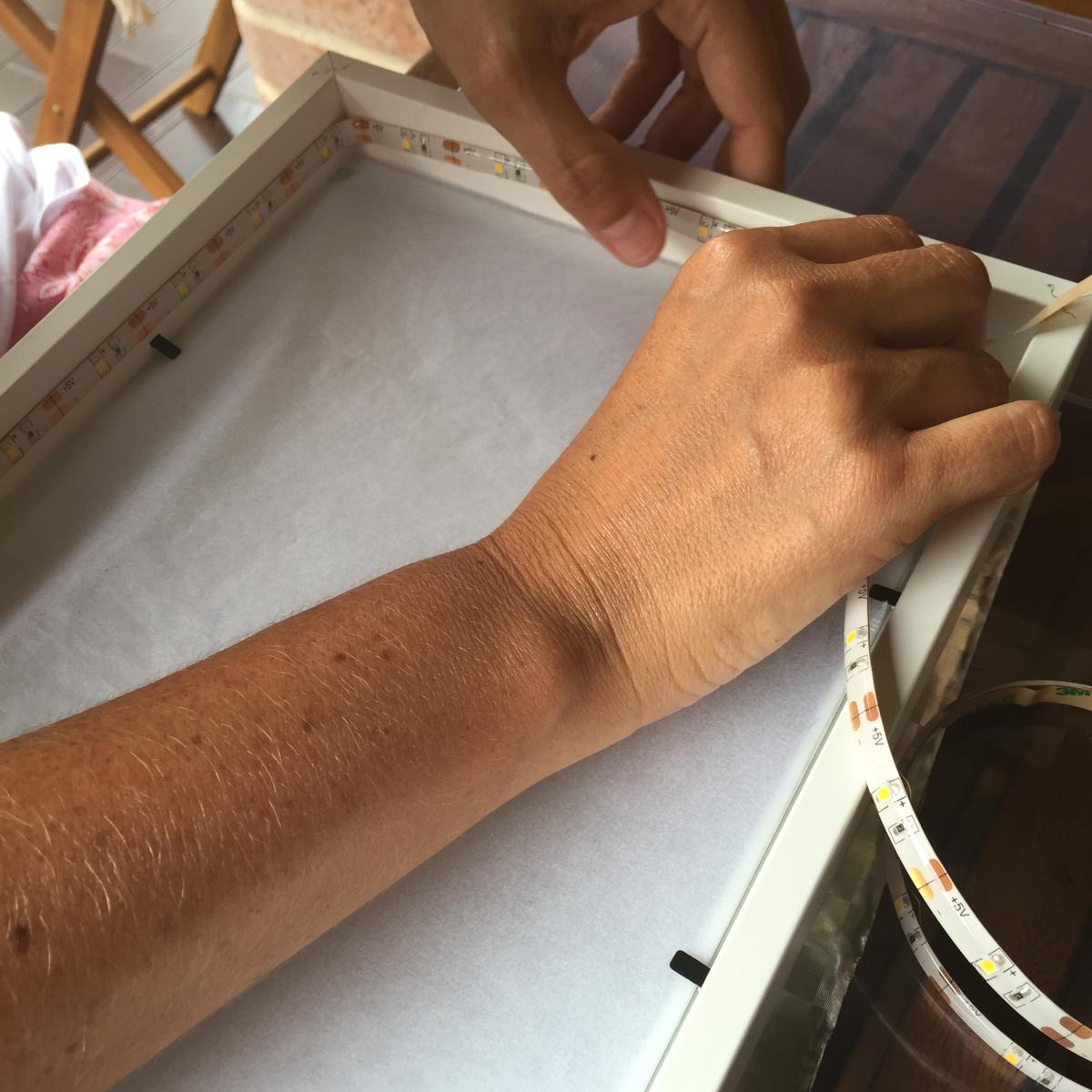 05. COMO HACER UNA CAJA DE LUZ - pegamos la tira de led alrededor del marco