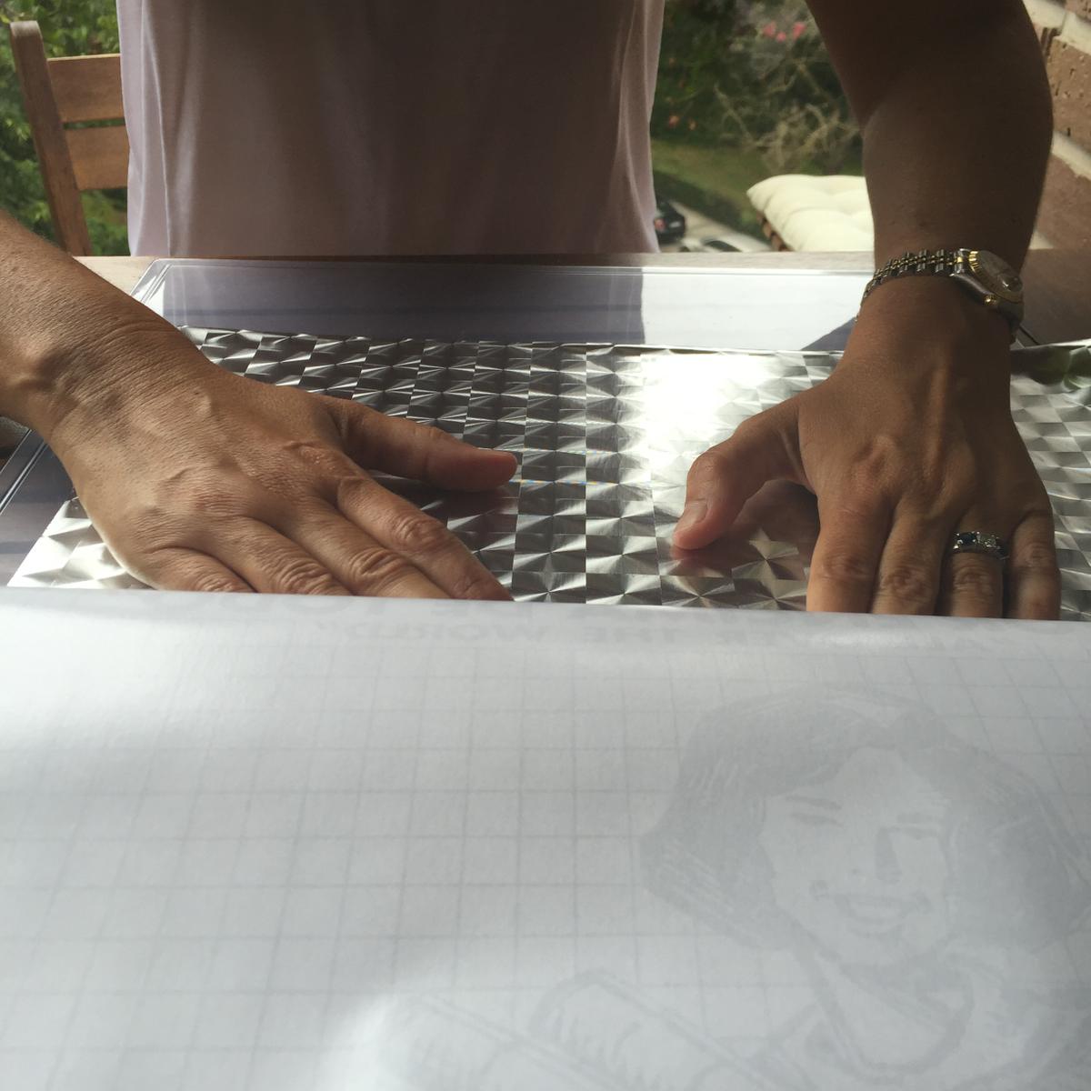 forramos el cartón con aironfix plateado