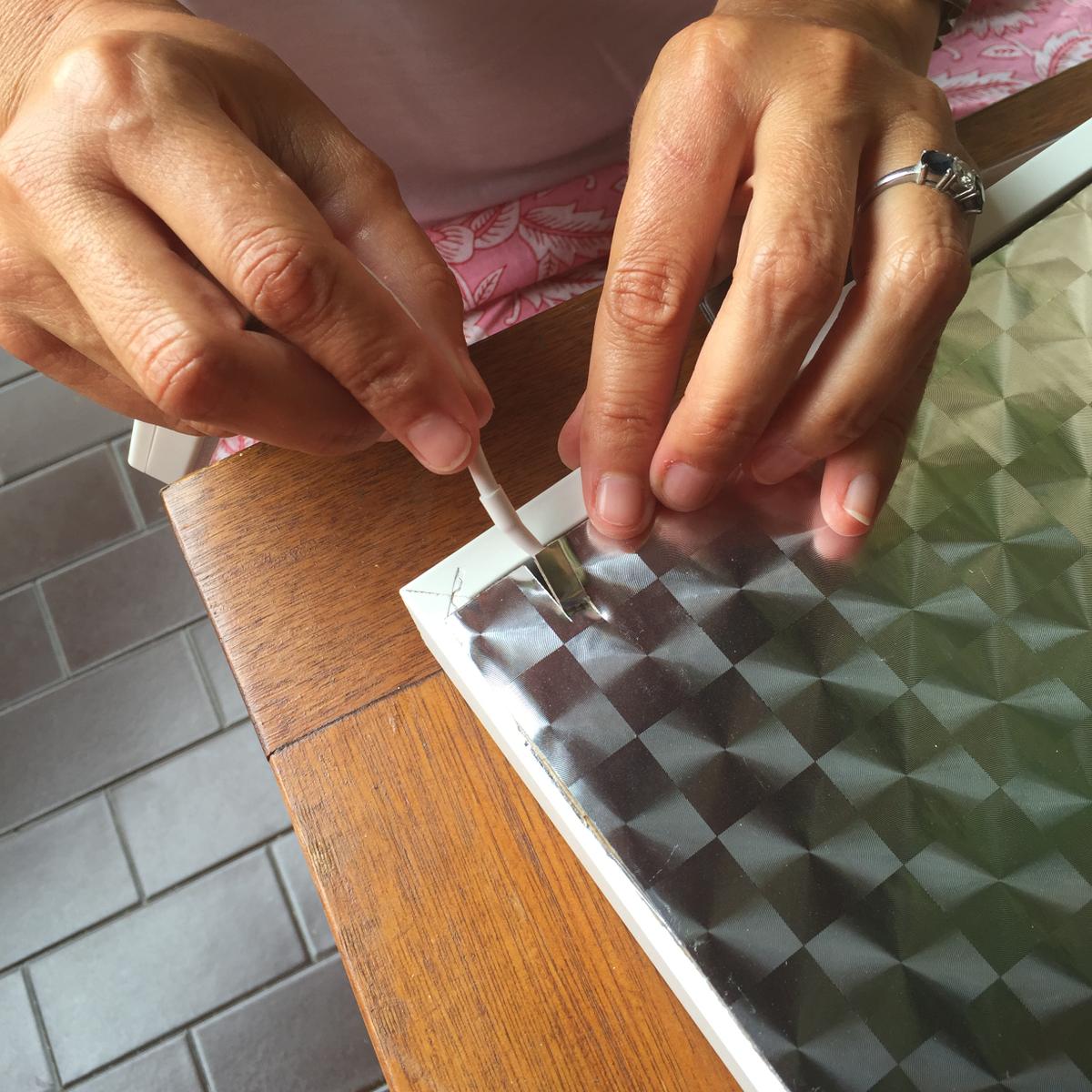 hacemos un agujero en el cartón para sacar el cable