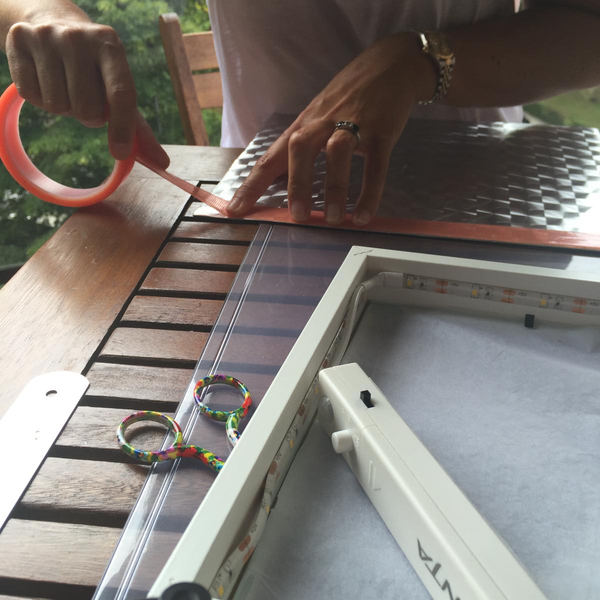 ponemos cinta de doble cara al rededor del marco