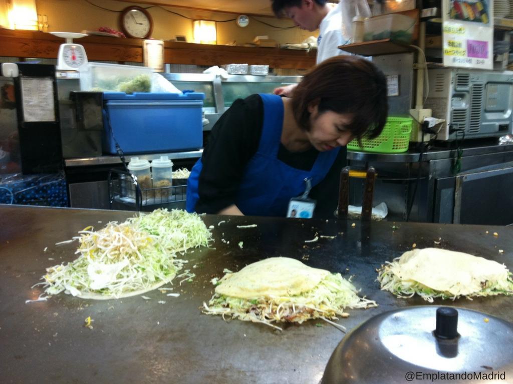 Preparando el Okonomiyaki en el teppanyaki