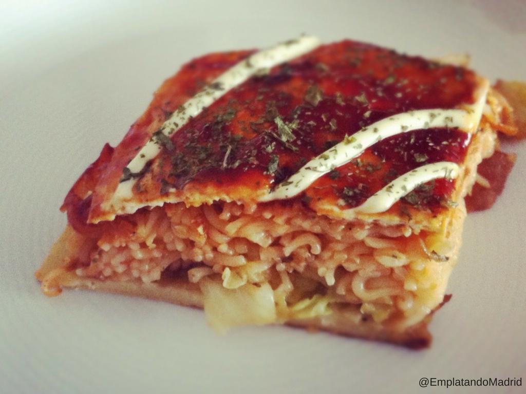 Un trozo de delicioso Okonomiyaki casero.